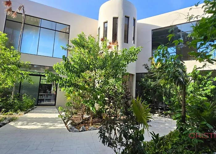 Art House - Filtered Water & 2 Free Clubs Zone